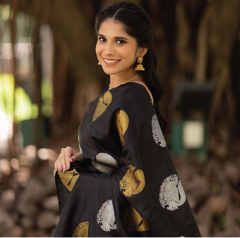 Unique Black Soft Silk Saree With Magnetic Blouse Piece