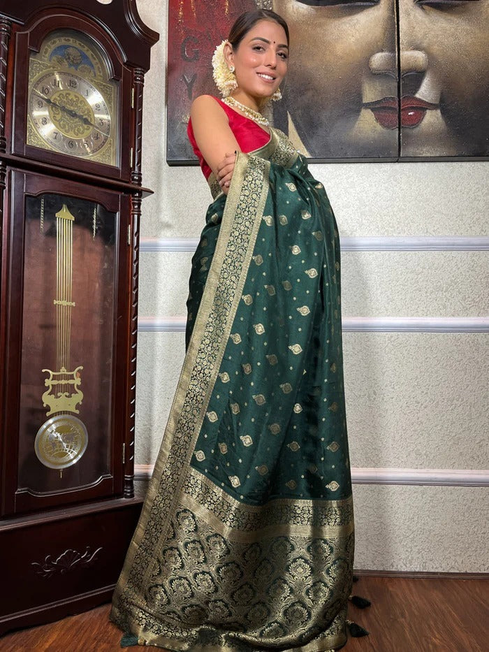 Comely Dark Green Soft Silk Saree With Fancifull Blouse Piece