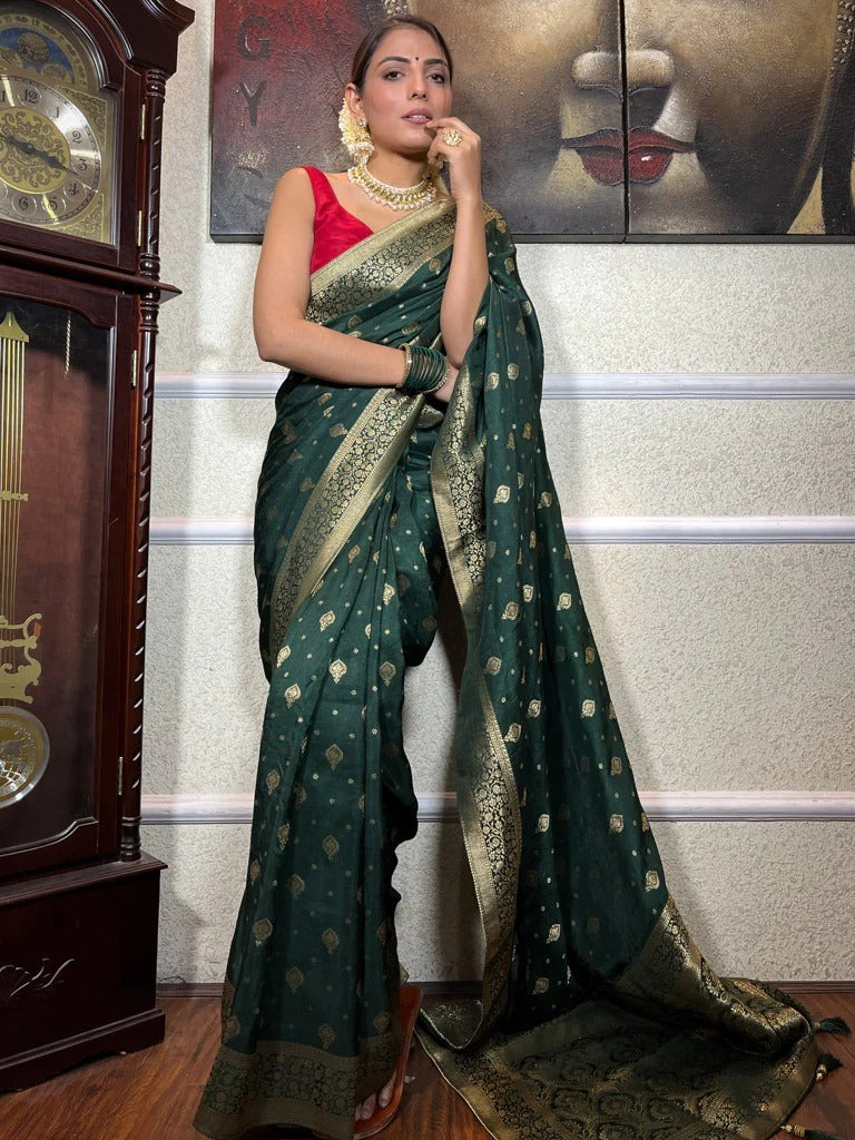 Comely Dark Green Soft Silk Saree With Fancifull Blouse Piece