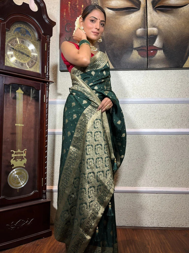 Comely Dark Green Soft Silk Saree With Fancifull Blouse Piece