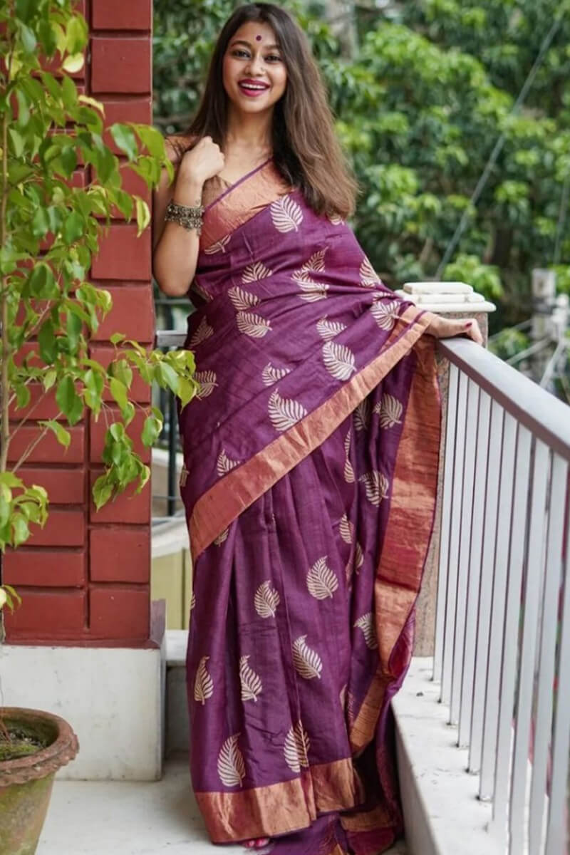 Amiable Purple Linen Silk Saree With Magnetic Blouse Piece