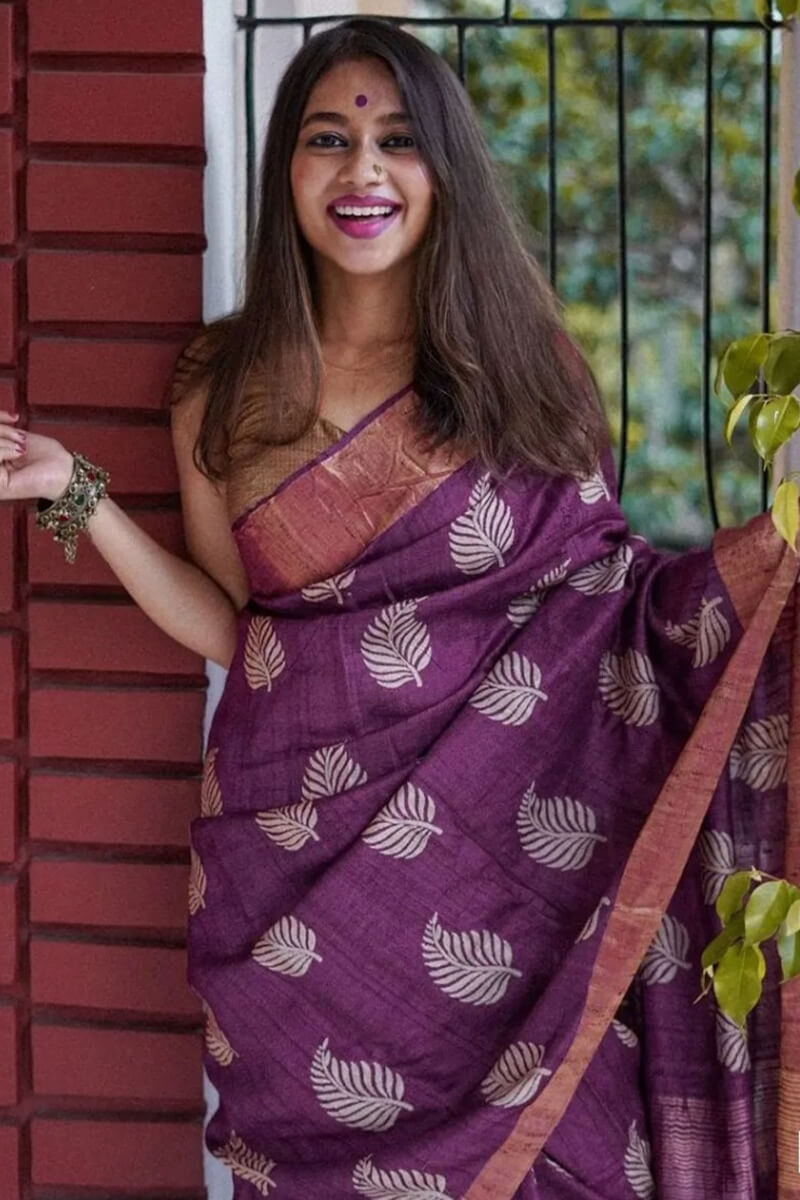 Amiable Purple Linen Silk Saree With Magnetic Blouse Piece