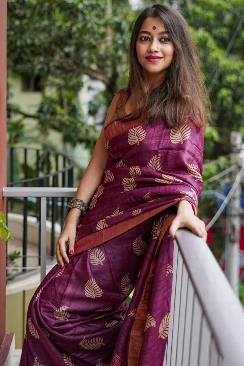 Amiable Purple Linen Silk Saree With Magnetic Blouse Piece