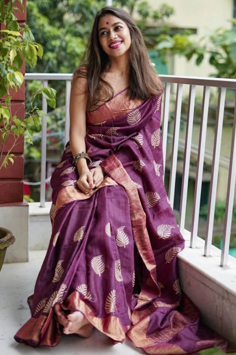 Amiable Purple Linen Silk Saree With Magnetic Blouse Piece