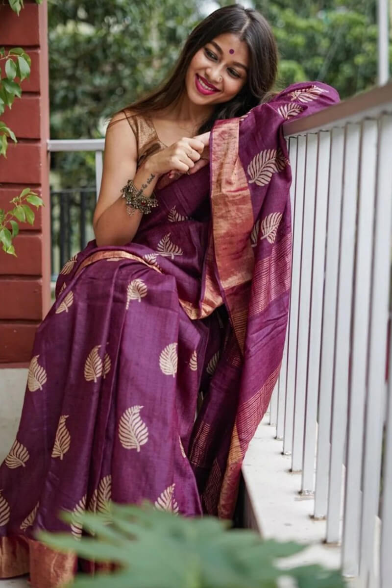 Amiable Purple Linen Silk Saree With Magnetic Blouse Piece