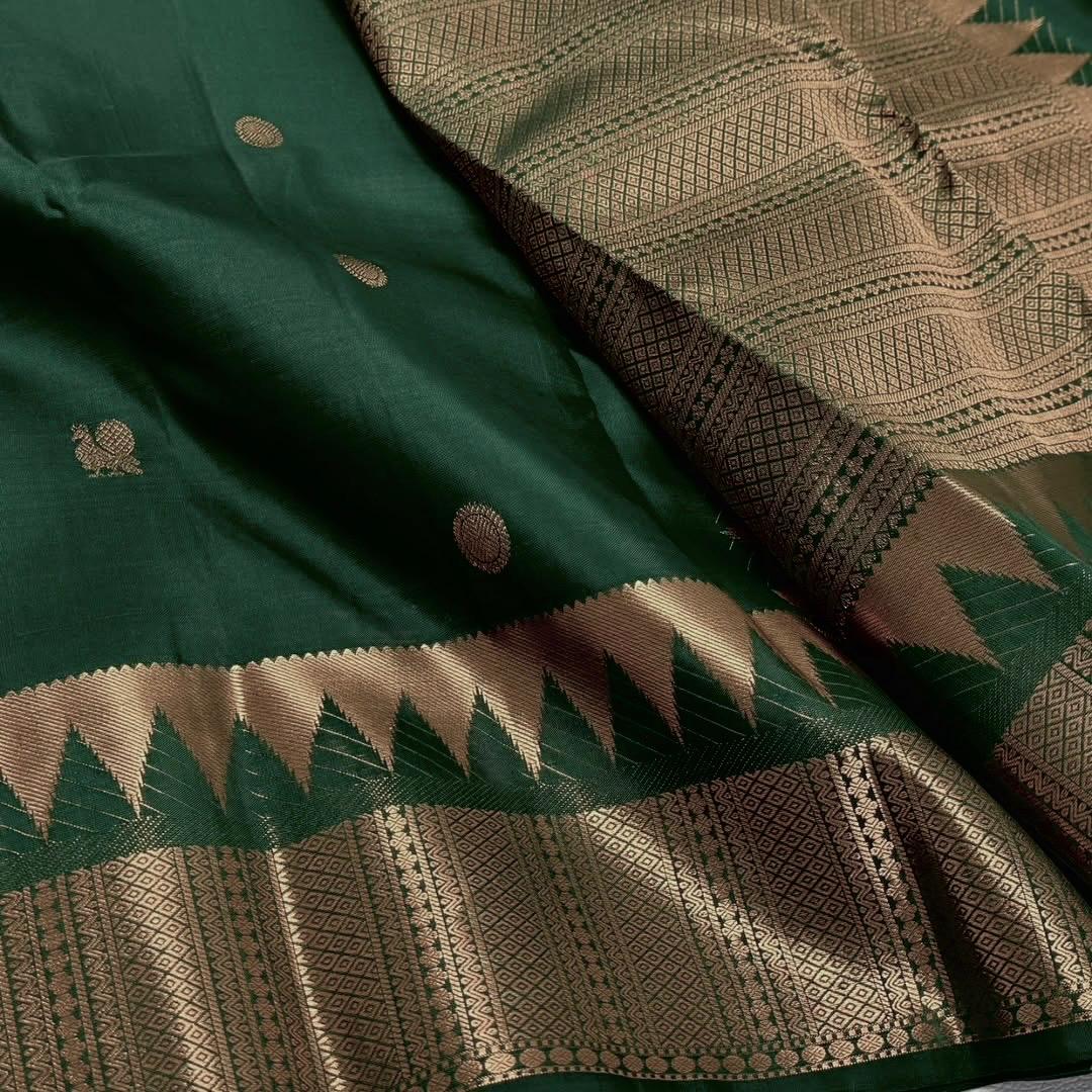 Tantalizing Dark Green Soft Silk Saree With Tantalizing Blouse Piece