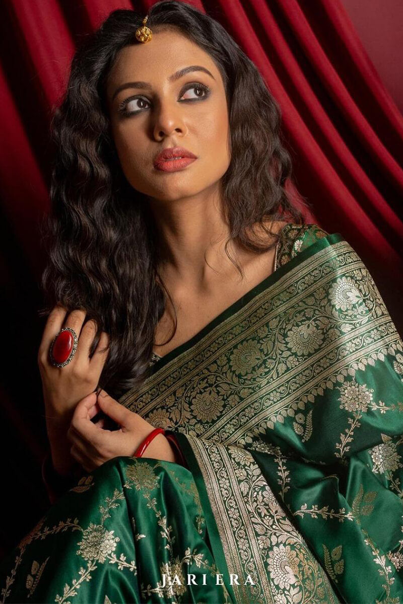 Opulent Dark Green Soft Silk Saree With Alluring Blouse Piece