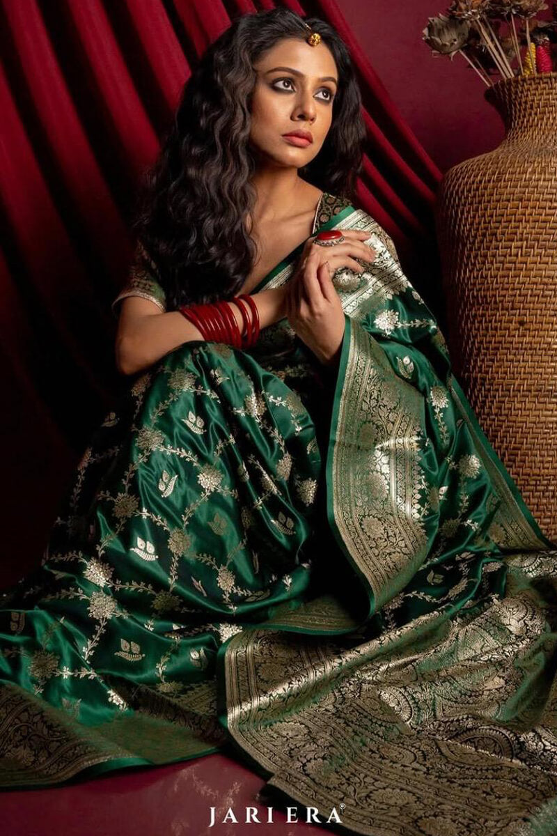 Opulent Dark Green Soft Silk Saree With Alluring Blouse Piece