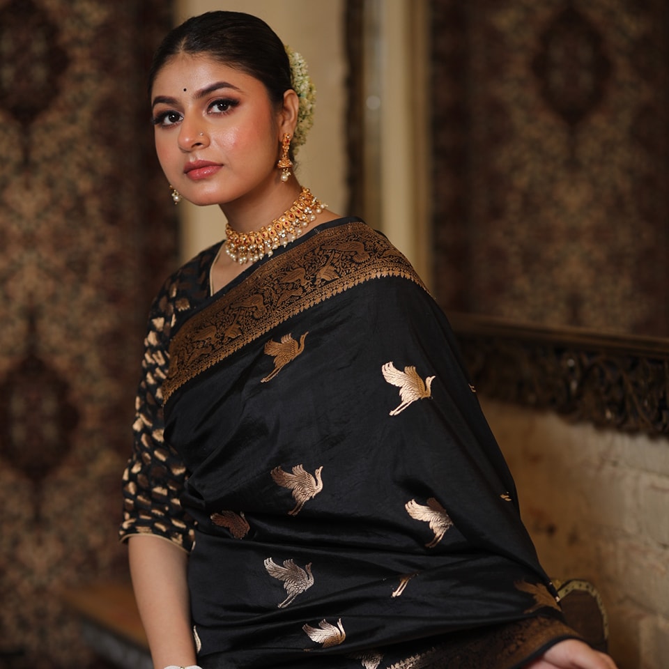 Charming Black Soft Silk Saree With Girlish Blouse Piece