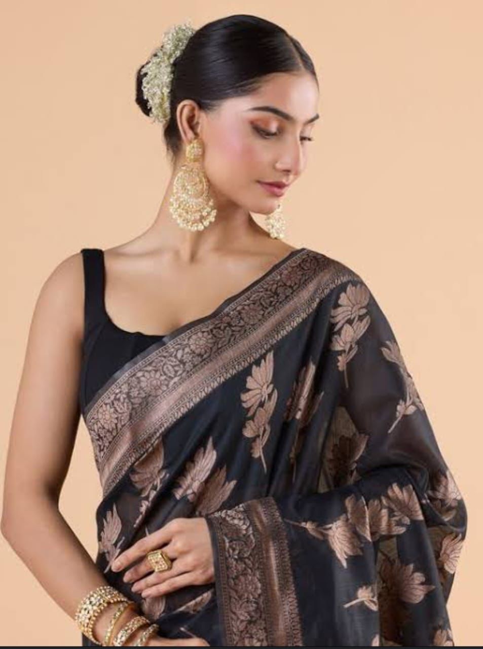 Mesmeric Black Soft Silk Saree With Glorious Blouse Piece