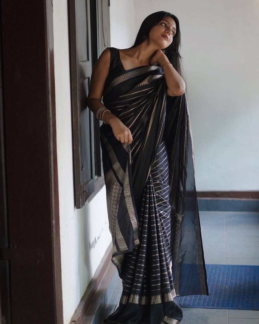 Posh Black Soft Silk Saree With Staring Blouse Piece