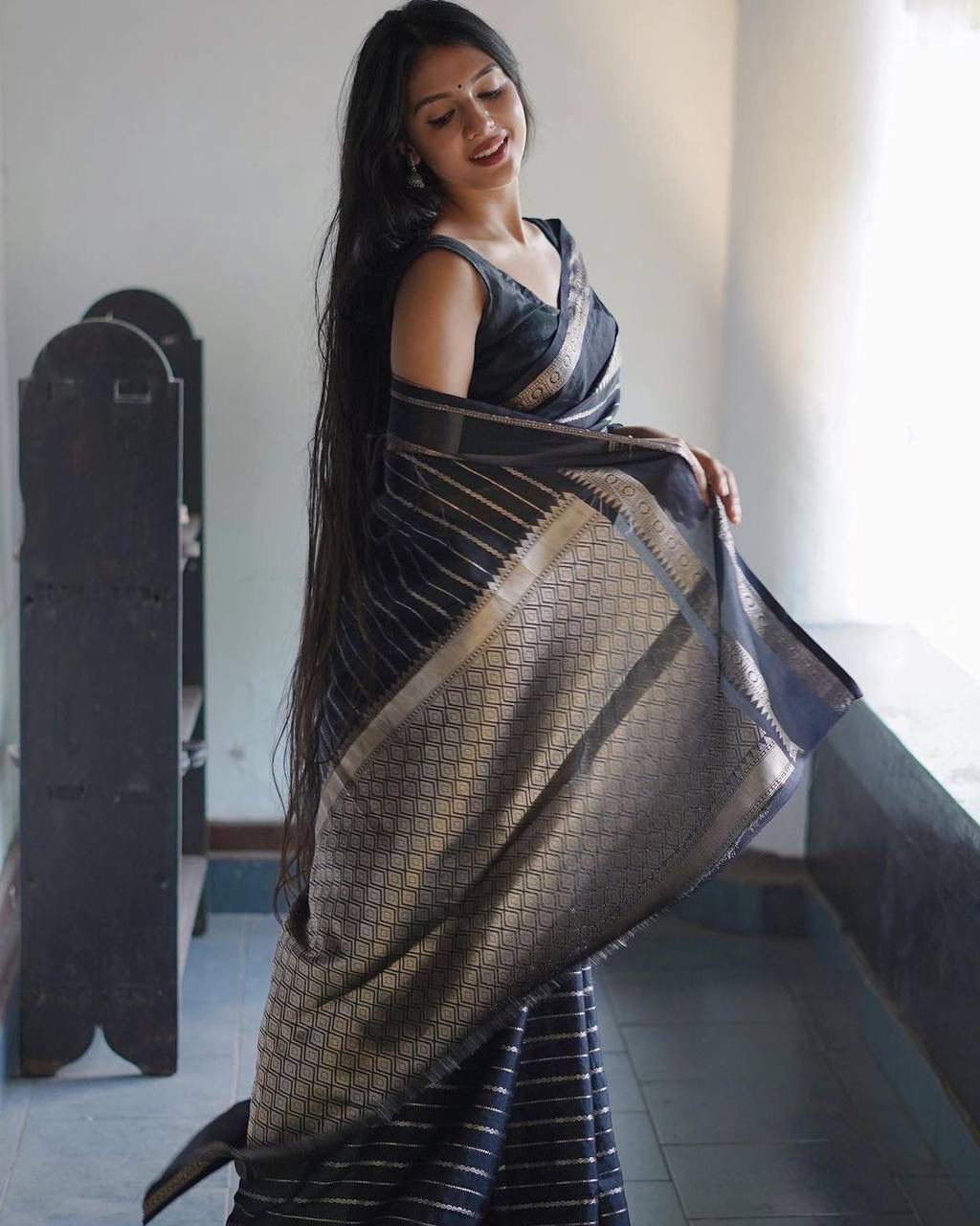 Posh Black Soft Silk Saree With Staring Blouse Piece