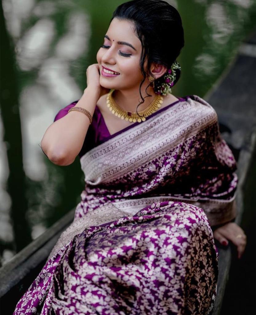 Exquisite Purple Soft Silk Saree With Unequalled Blouse Piece