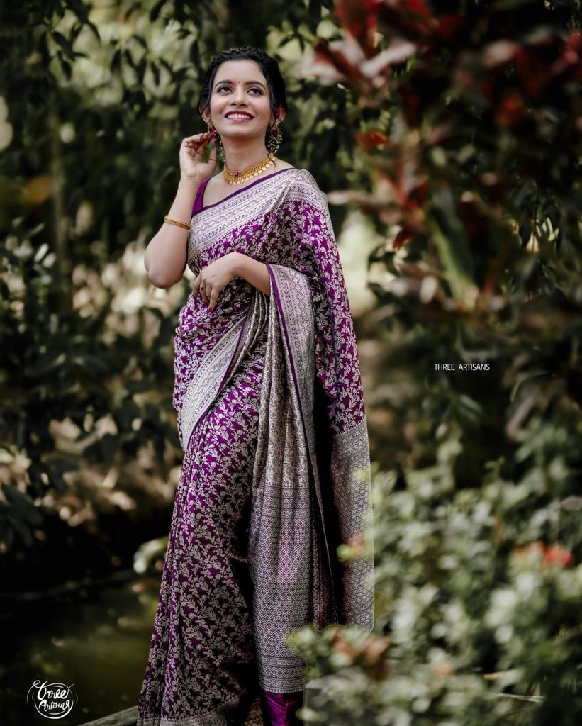 Exquisite Purple Soft Silk Saree With Unequalled Blouse Piece