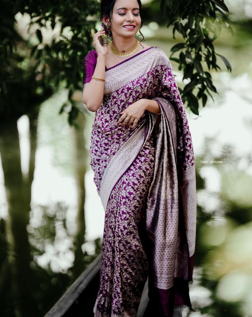 Exquisite Purple Soft Silk Saree With Unequalled Blouse Piece