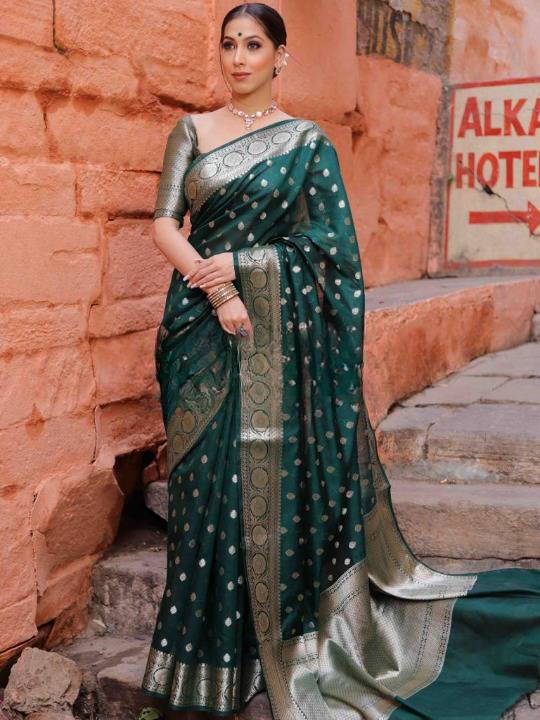 Pleasant Green Soft Silk Saree With Desirable Blouse Piece