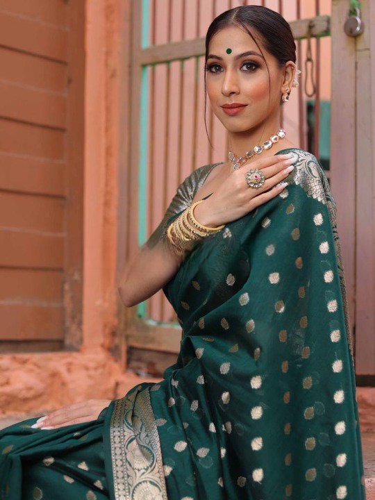 Pleasant Green Soft Silk Saree With Desirable Blouse Piece