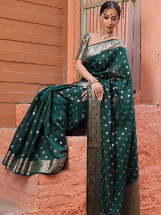 Pleasant Green Soft Silk Saree With Desirable Blouse Piece