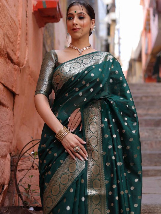 Pleasant Green Soft Silk Saree With Desirable Blouse Piece