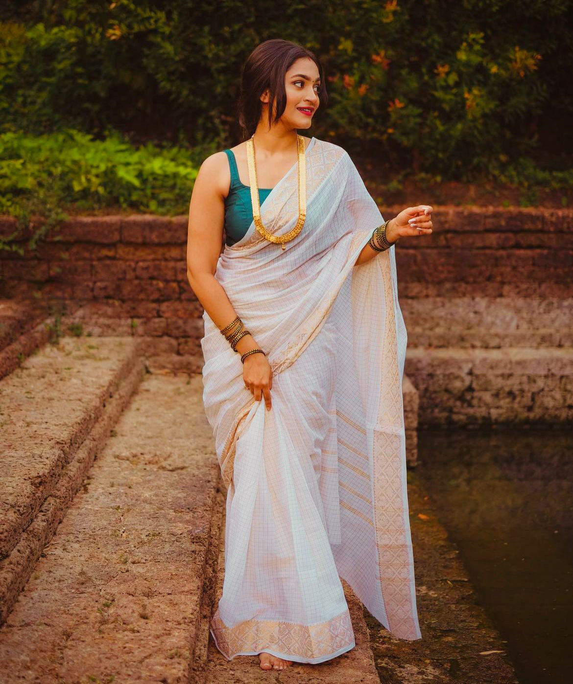 Beguiling White Soft Silk Saree With Magnificat Blouse Piece