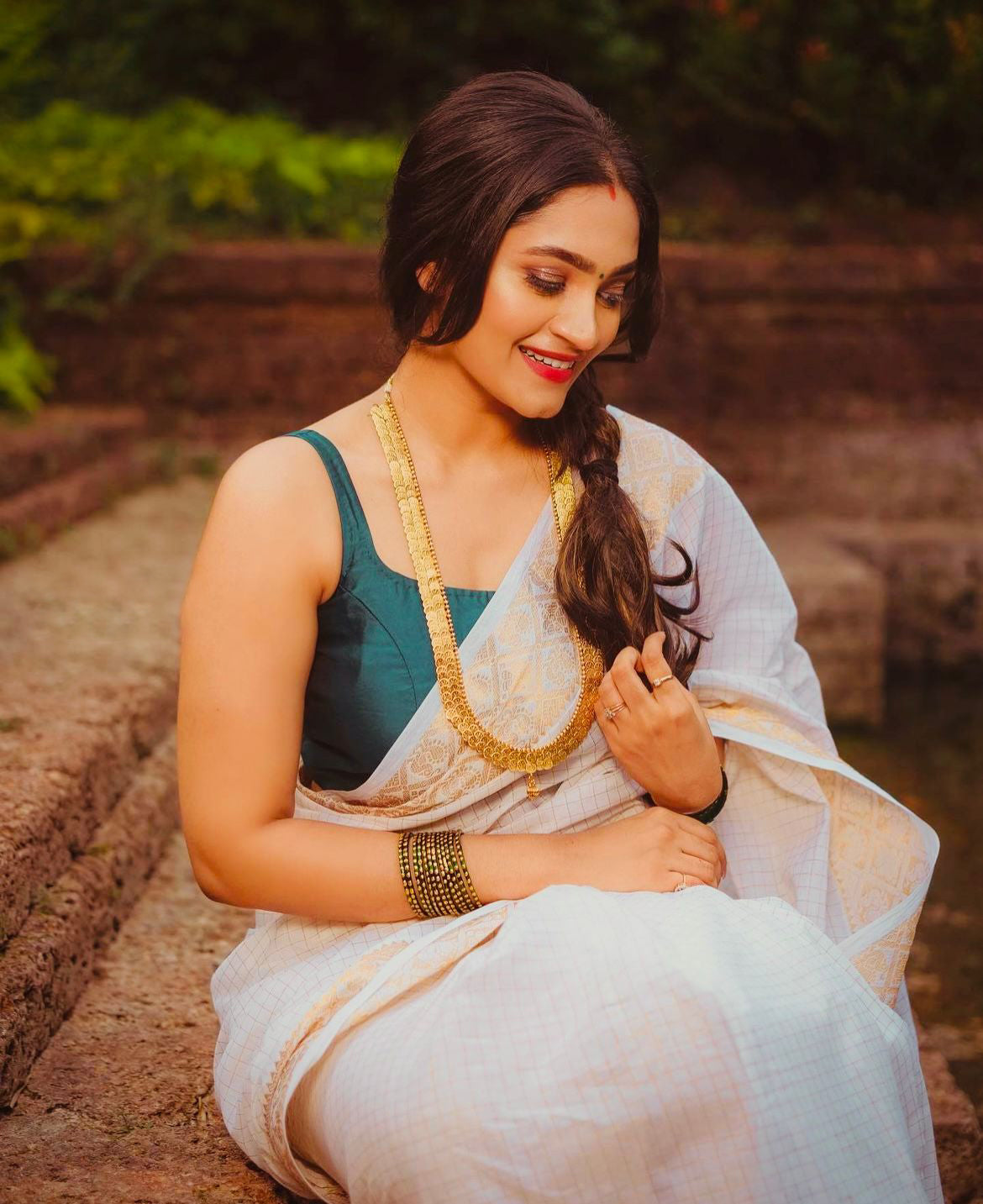 Beguiling White Soft Silk Saree With Magnificat Blouse Piece