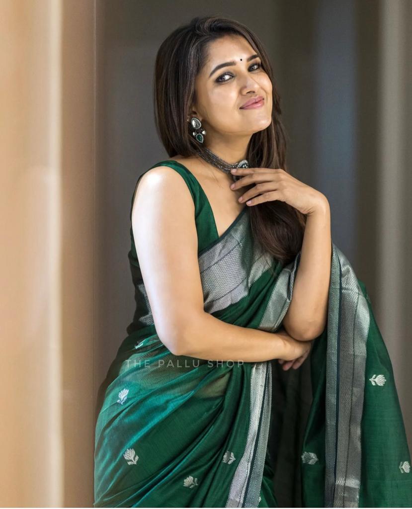 Embrocation Green Cotton Silk Saree With Opulent Blouse Piece