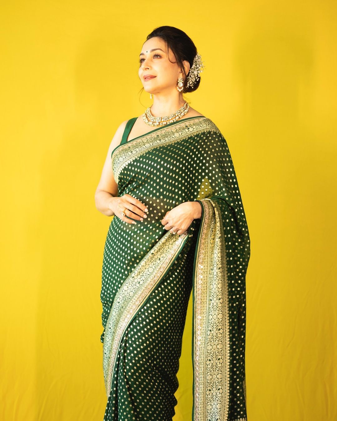 Gratifying Dark Green Soft Silk Saree With Exuberant Blouse Piece