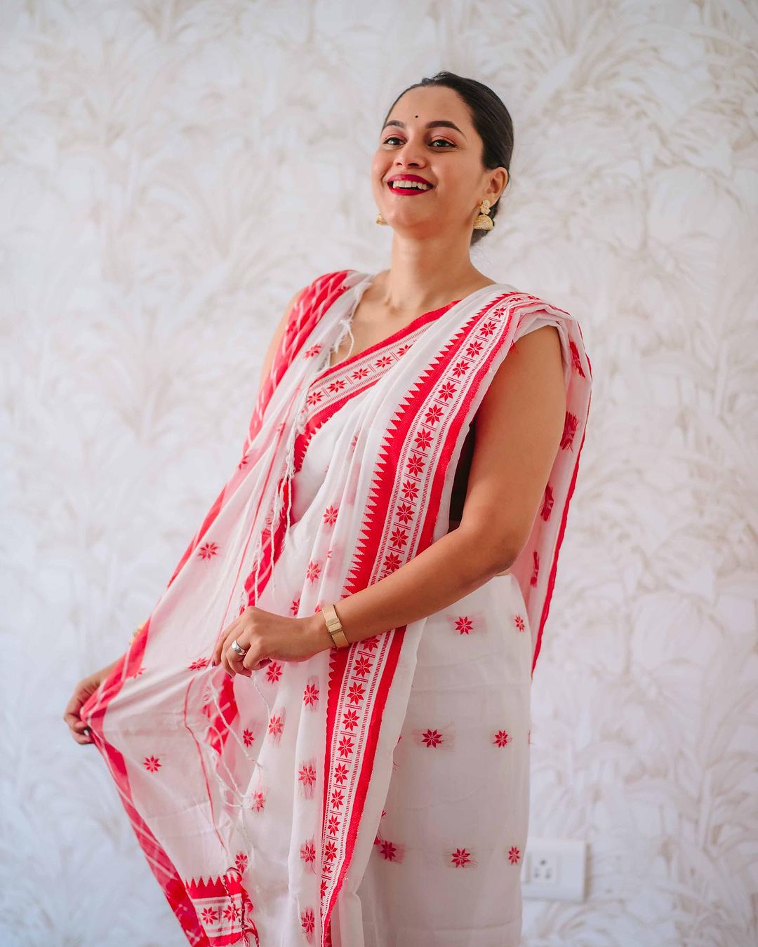 Scrumptious White Cotton Silk Saree With Staggering Blouse Piece