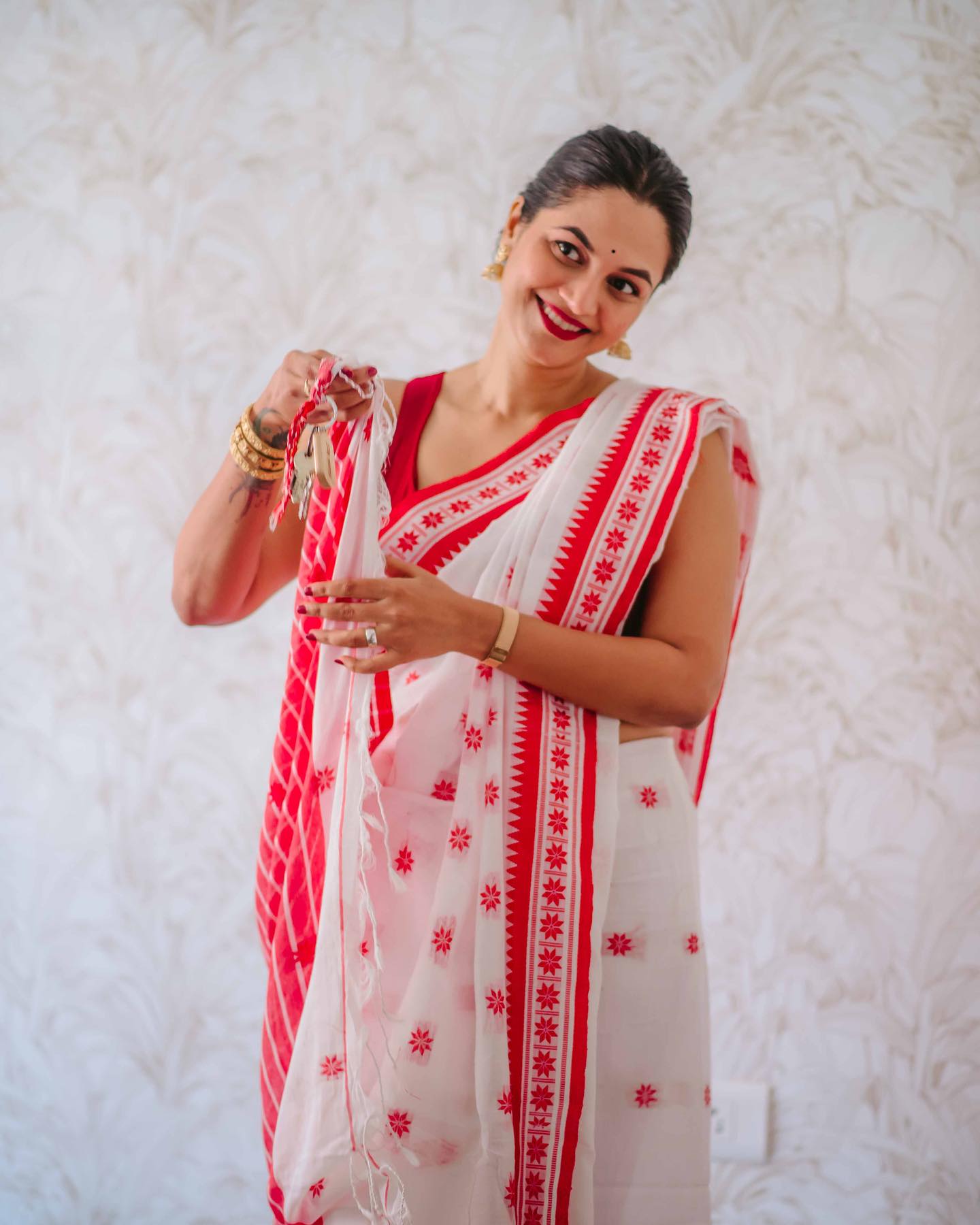 Scrumptious White Cotton Silk Saree With Staggering Blouse Piece