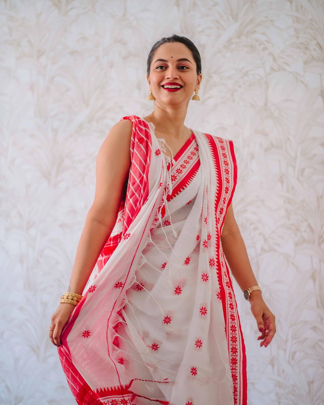 Scrumptious White Cotton Silk Saree With Staggering Blouse Piece