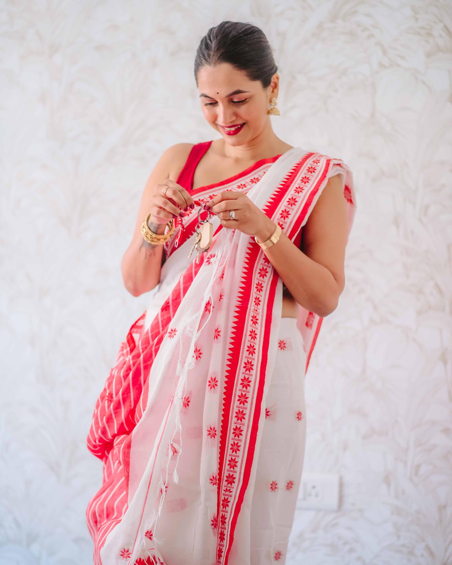 Scrumptious White Cotton Silk Saree With Staggering Blouse Piece