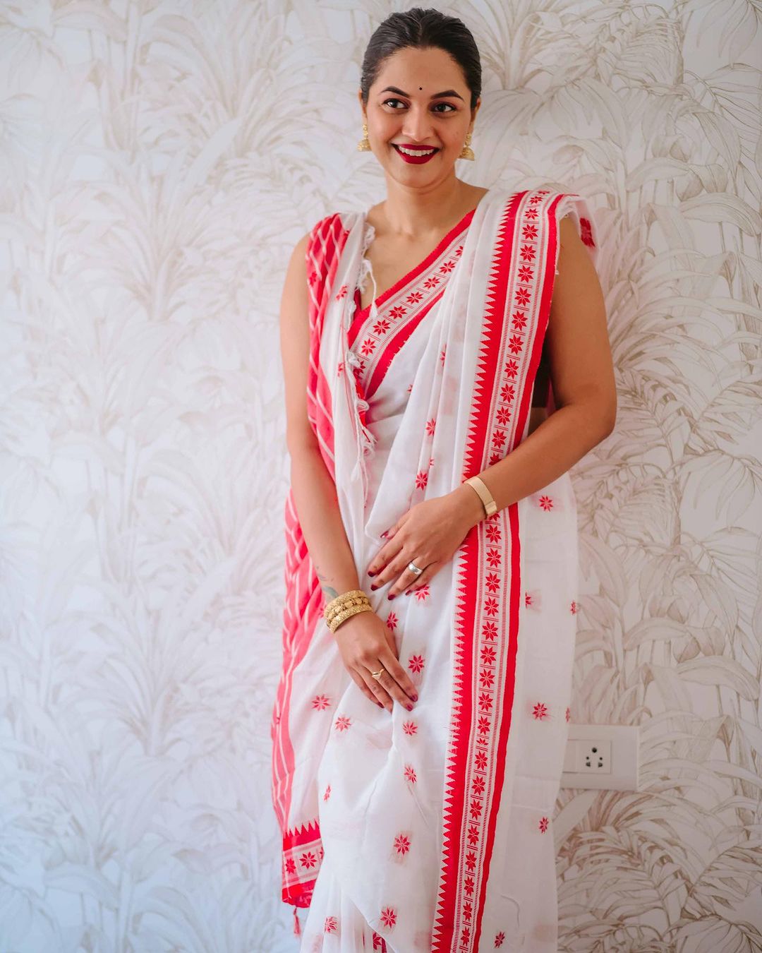 Scrumptious White Cotton Silk Saree With Staggering Blouse Piece