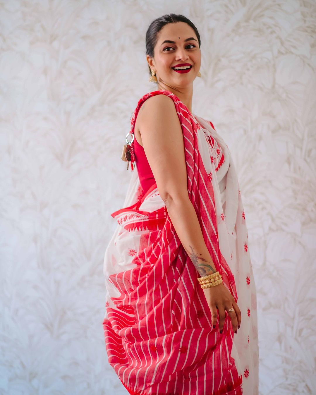 Scrumptious White Cotton Silk Saree With Staggering Blouse Piece