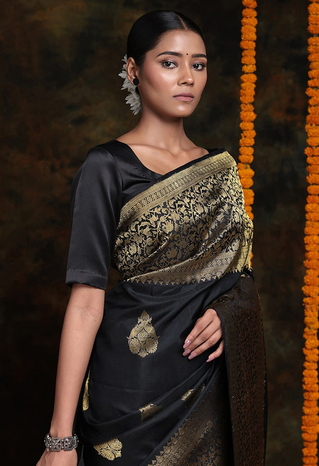 Beleaguer Black Soft Silk Saree With Pleasurable Blouse Piece