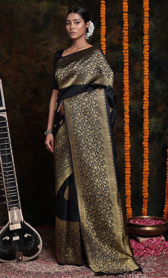 Beleaguer Black Soft Silk Saree With Pleasurable Blouse Piece