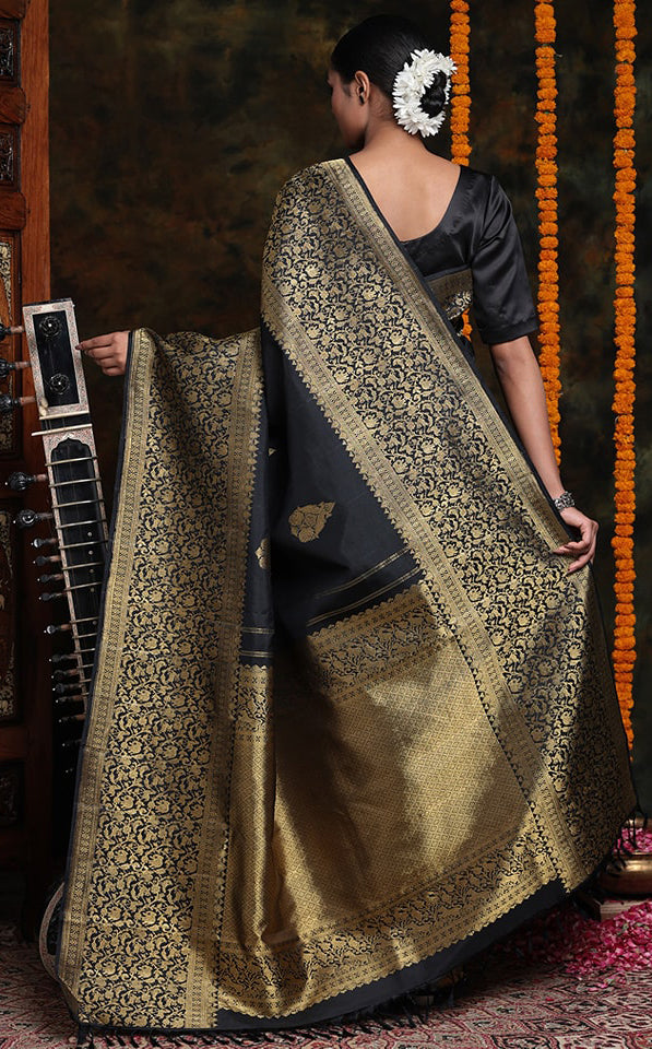 Beleaguer Black Soft Silk Saree With Pleasurable Blouse Piece