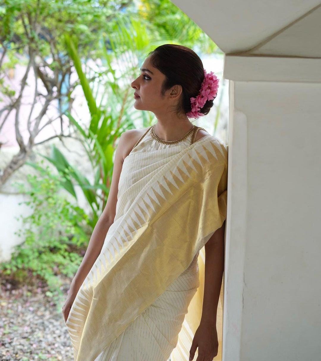 Nemesis Off White Soft Silk Saree With Appealing Blouse Piece