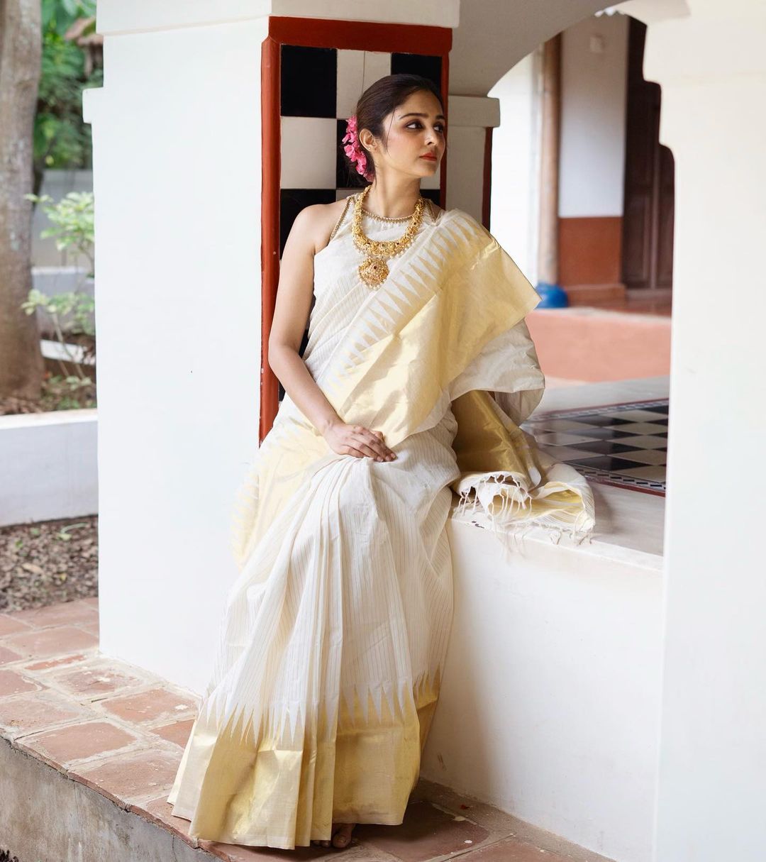 Nemesis Off White Soft Silk Saree With Appealing Blouse Piece