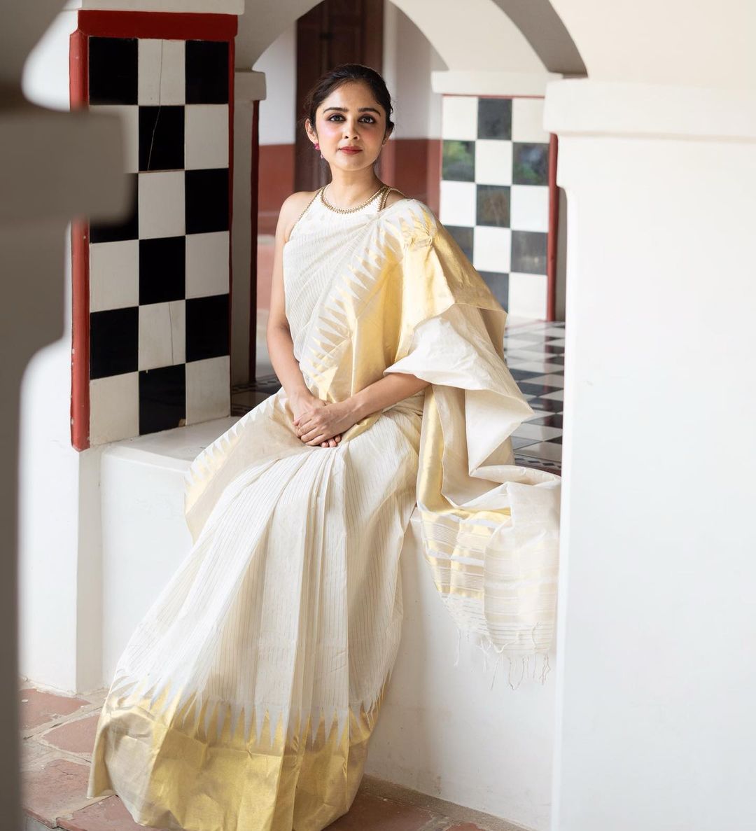 Nemesis Off White Soft Silk Saree With Appealing Blouse Piece