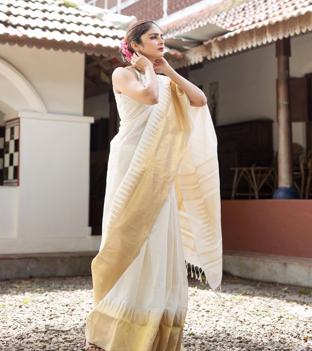 Nemesis Off White Soft Silk Saree With Appealing Blouse Piece