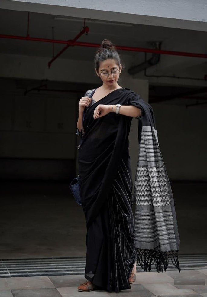 Smart Black Soft Silk Saree With Divine Blouse Piece