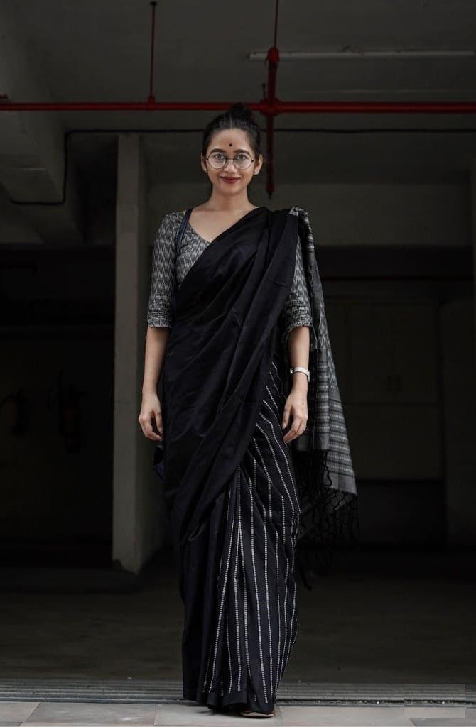 Smart Black Soft Silk Saree With Divine Blouse Piece