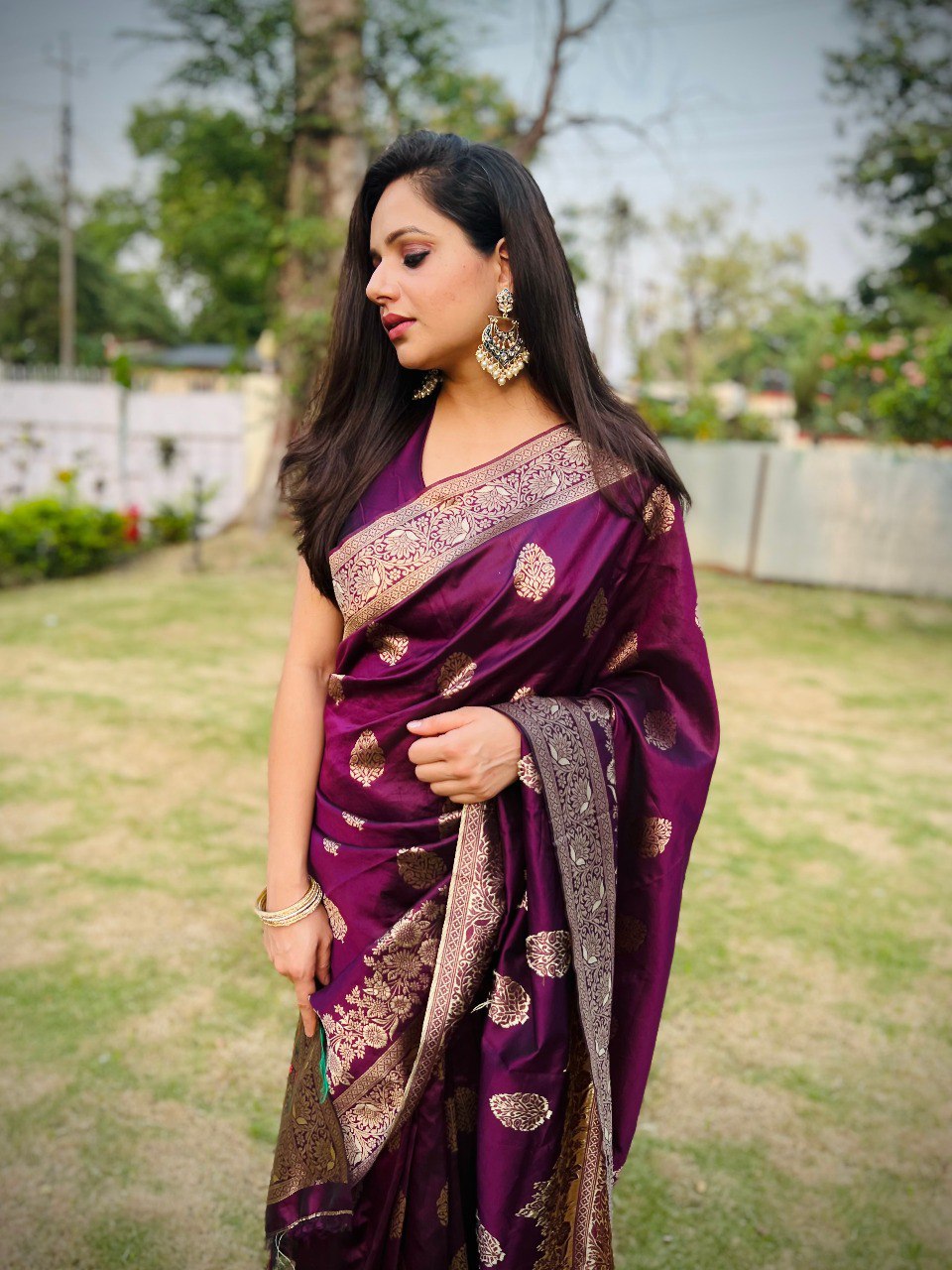 Fragrant Wine Soft Silk Saree With Felicitous Blouse Piece