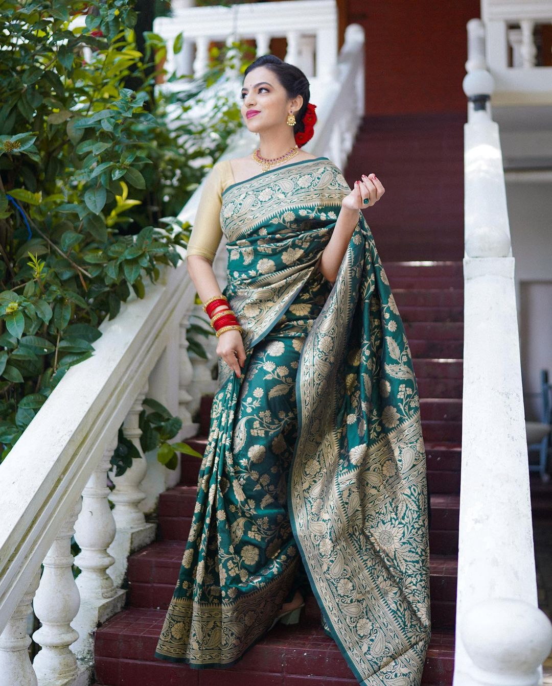 Ebullience Dark Green Soft Silk Saree With Enamoring Blouse Piece