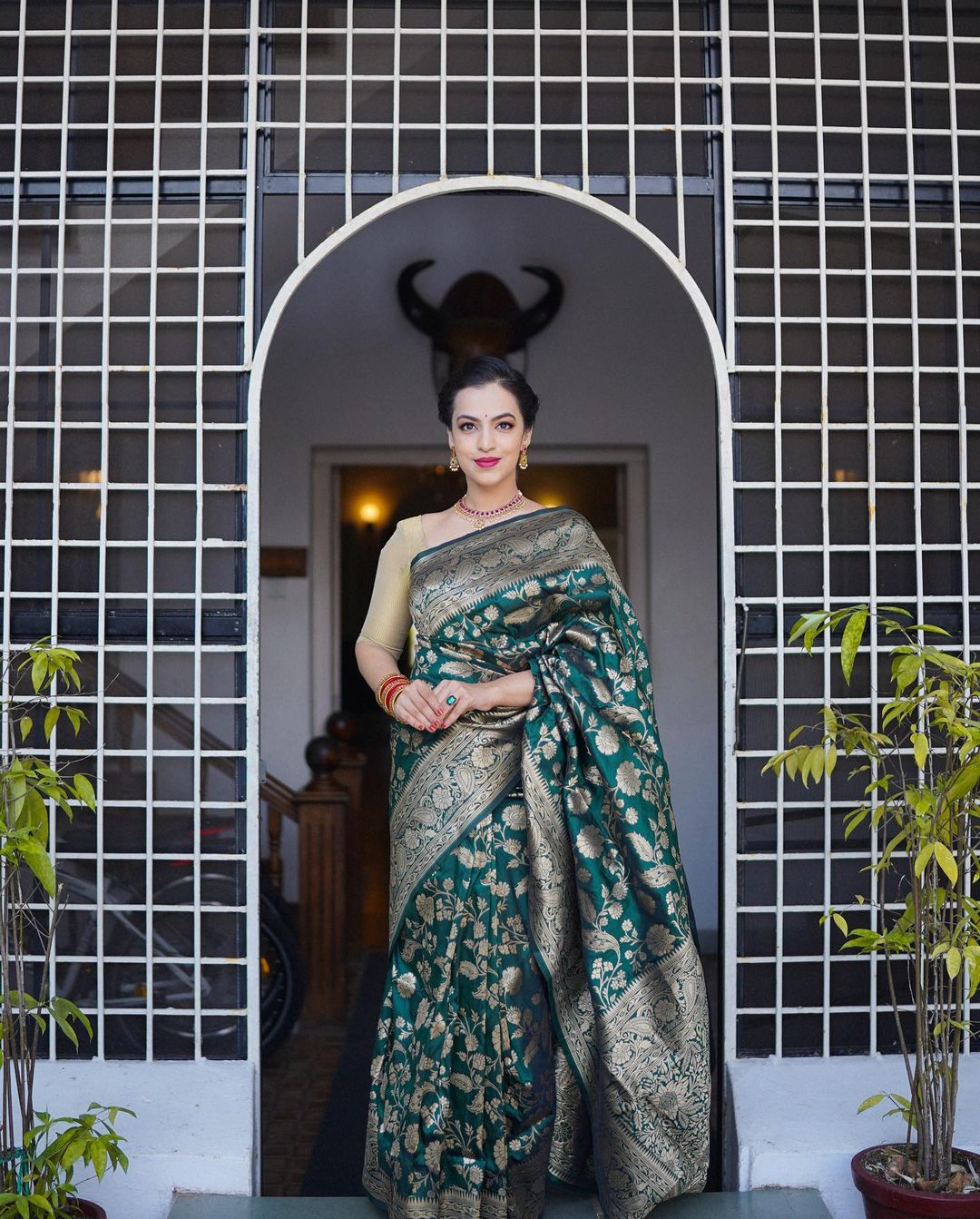 Ebullience Dark Green Soft Silk Saree With Enamoring Blouse Piece