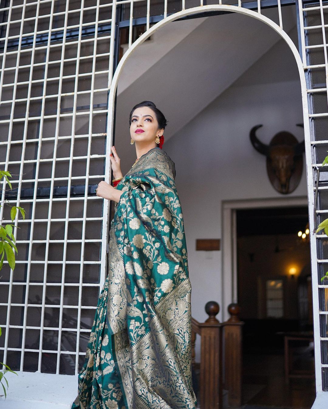 Ebullience Dark Green Soft Silk Saree With Enamoring Blouse Piece