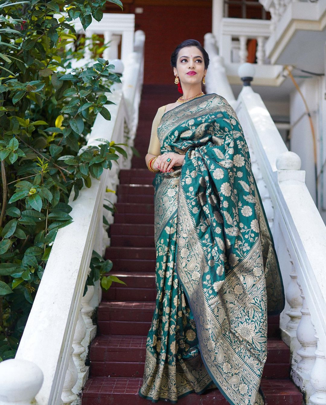 Ebullience Dark Green Soft Silk Saree With Enamoring Blouse Piece