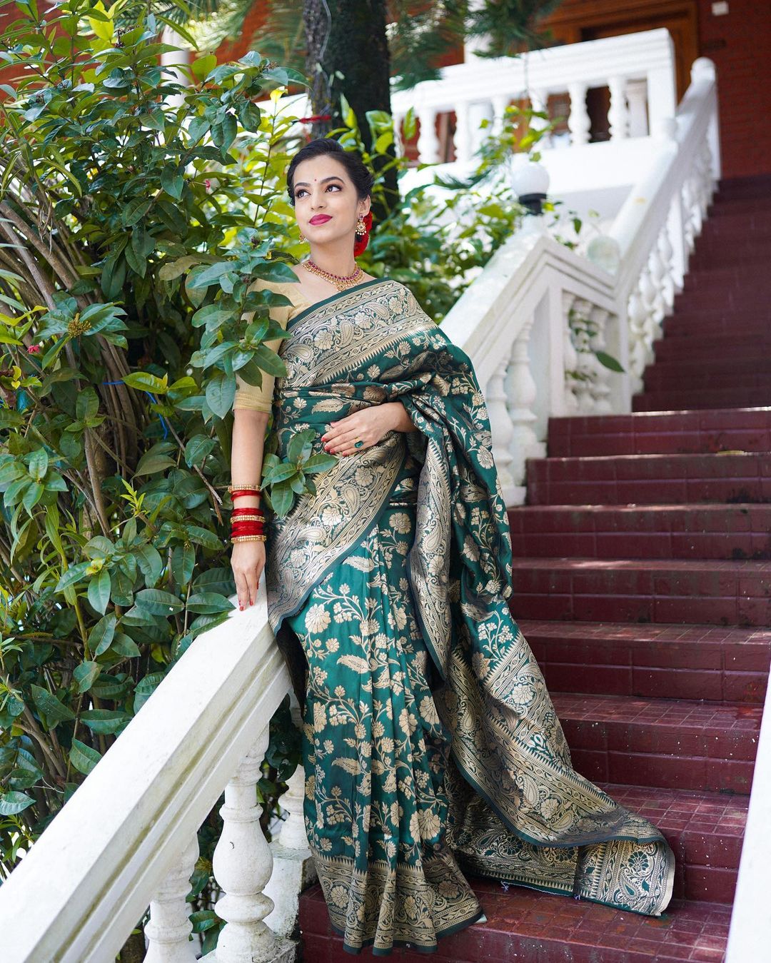 Ebullience Dark Green Soft Silk Saree With Enamoring Blouse Piece