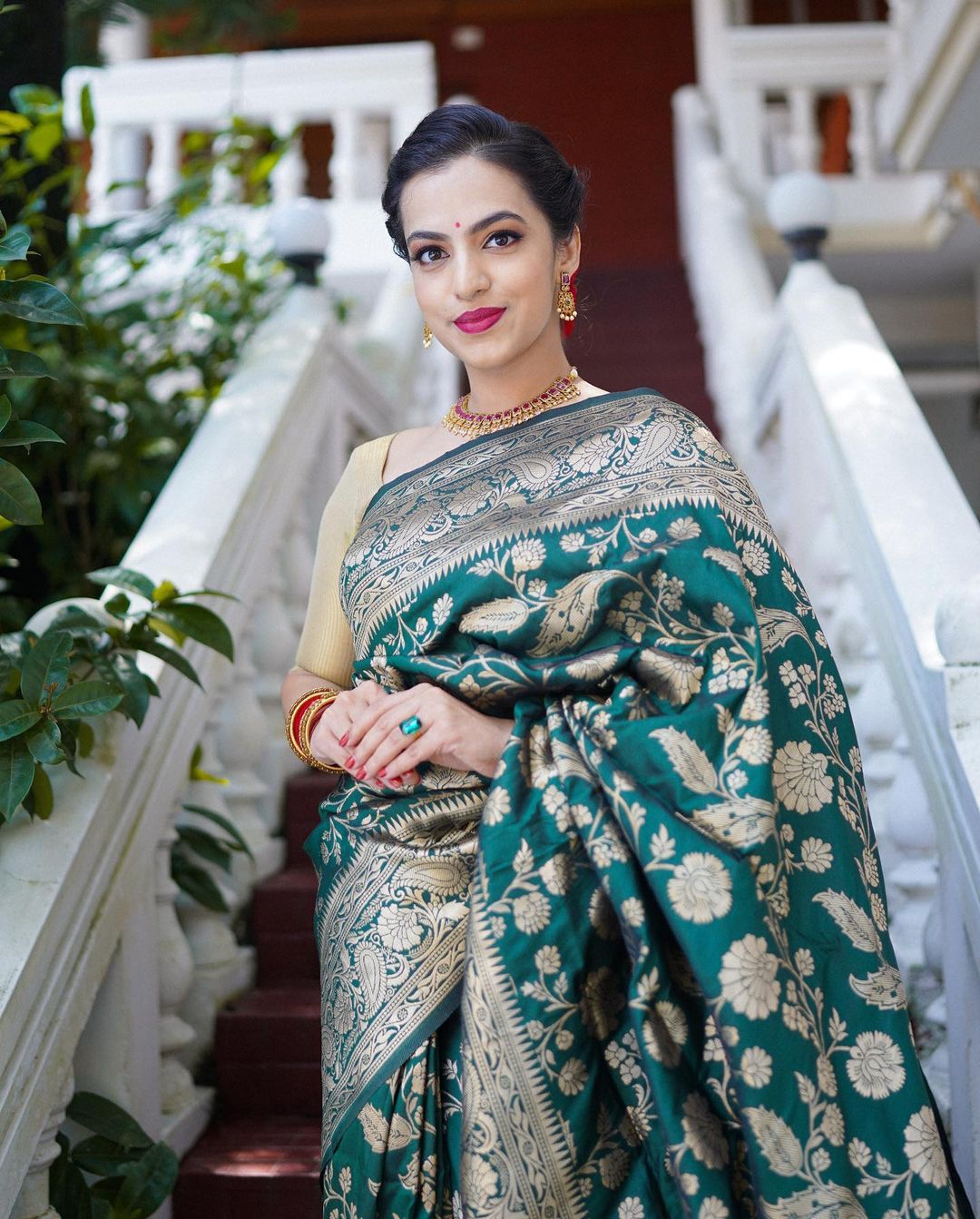 Ebullience Dark Green Soft Silk Saree With Enamoring Blouse Piece