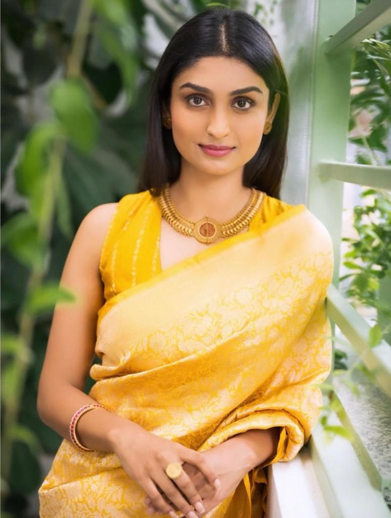 Beleaguer Yellow Soft Silk Saree With Gratifying Blouse Piece